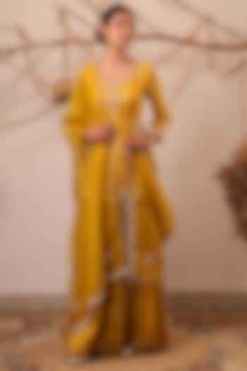 Yellow Chanderi Silk Tissue Hand Embroidered Kurta Set by Farha Syed at Pernia's Pop Up Shop