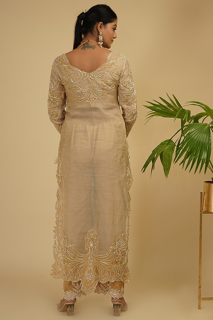 Ivory Embroidered Kurta Set by Farha Syed at Pernia's Pop Up Shop