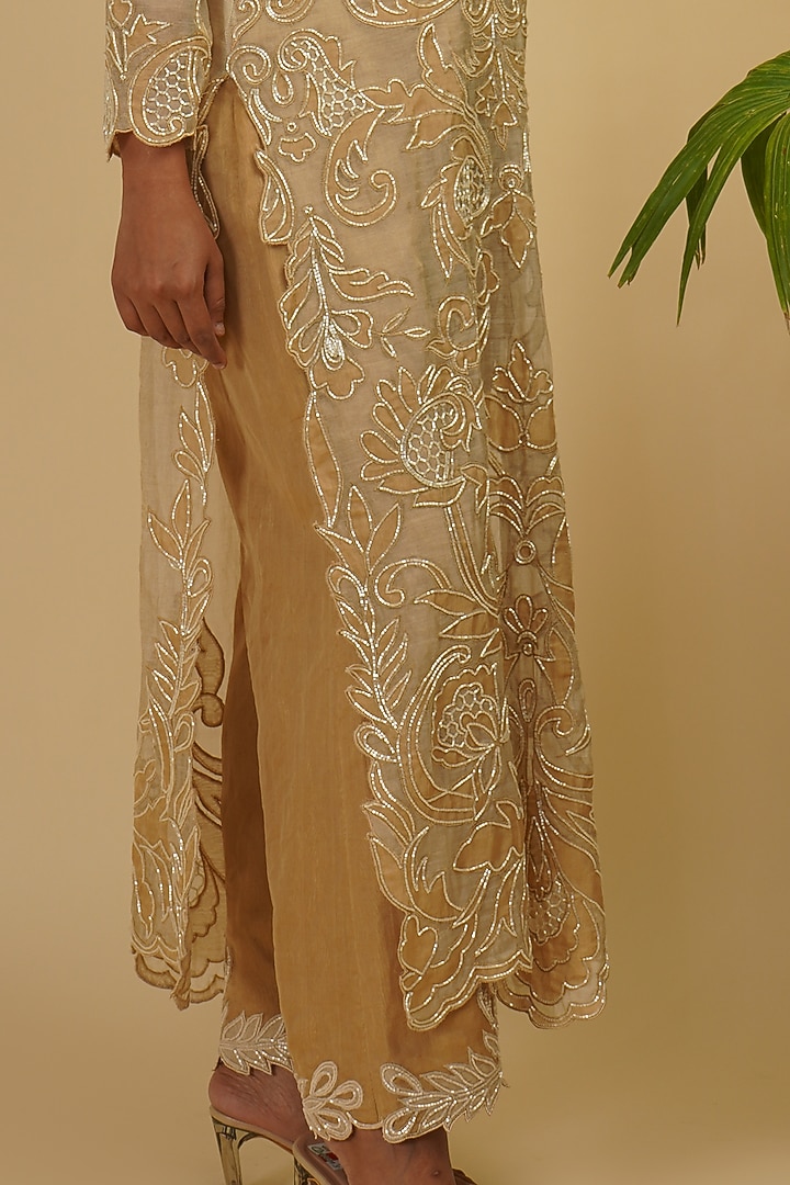 Ivory Embroidered Kurta Set by Farha Syed at Pernia's Pop Up Shop