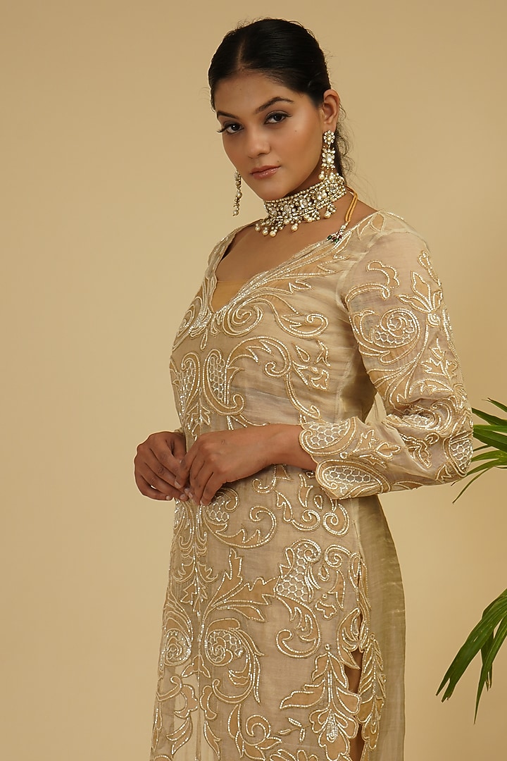 Ivory Embroidered Kurta Set by Farha Syed at Pernia's Pop Up Shop