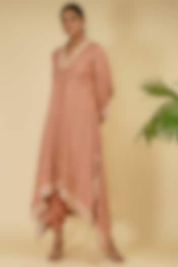 Peach Pink Embroidered Kurta Set by Farha Syed at Pernia's Pop Up Shop