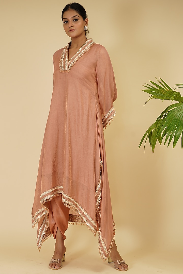Peach Pink Embroidered Kurta Set by Farha Syed at Pernia's Pop Up Shop