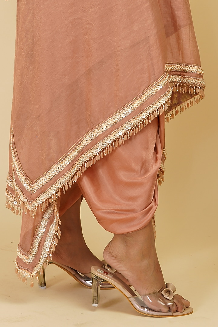 Peach Pink Embroidered Kurta Set by Farha Syed at Pernia's Pop Up Shop