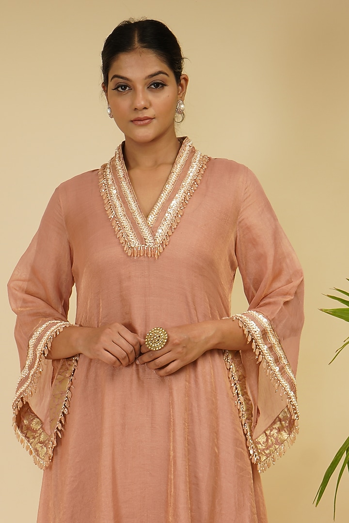 Peach Pink Embroidered Kurta Set by Farha Syed at Pernia's Pop Up Shop