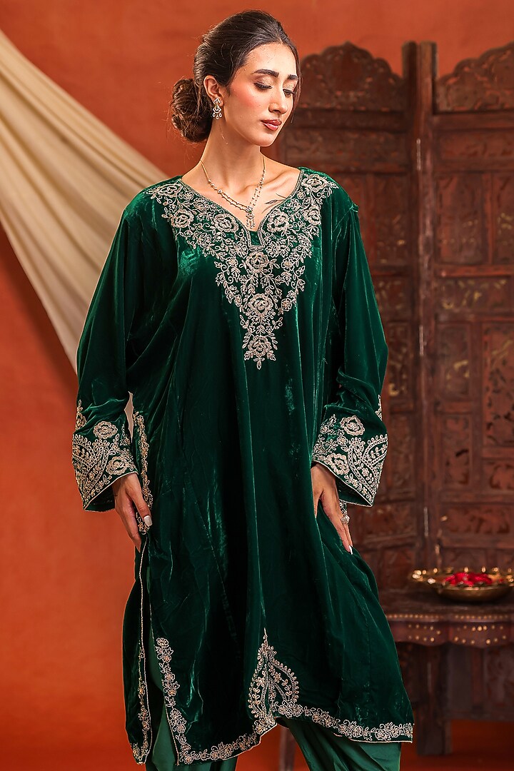 Bottle Green Velvet Sequins Embroidered Phiran Kurta Set by Farha Syed at Pernia's Pop Up Shop