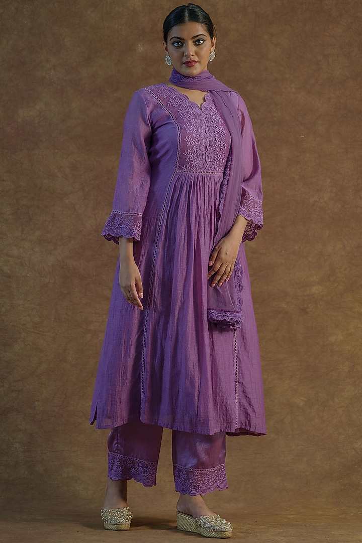 Purple Mul Chanderi Silk Embroidered Kurta Set by Farha Syed at Pernia's Pop Up Shop