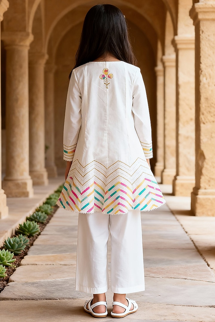 White Cotton Embroidered Kurta Set For Girls by Fayon Kids at Pernia's Pop Up Shop