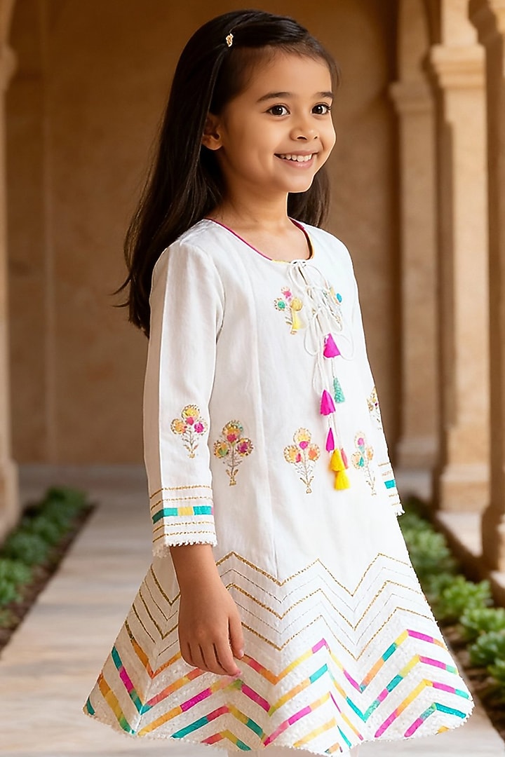 White Cotton Embroidered Kurta Set For Girls by Fayon Kids at Pernia's Pop Up Shop