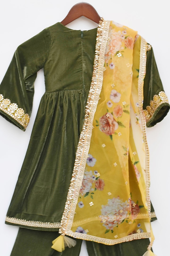 Green Velvet Embroidered Kurta Set For Girls by Fayon Kids at Pernia's Pop Up Shop