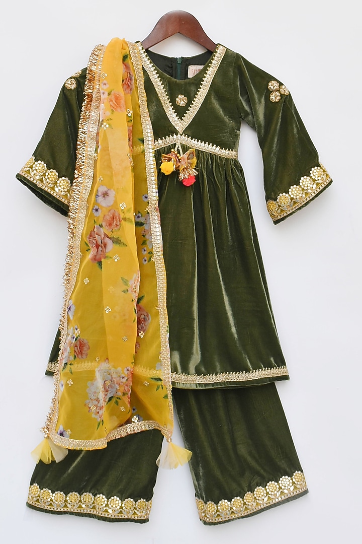 Green Velvet Embroidered Kurta Set For Girls by Fayon Kids at Pernia's Pop Up Shop