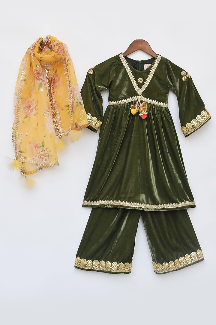 Green Velvet Embroidered Kurta Set For Girls by Fayon Kids at Pernia's Pop Up Shop