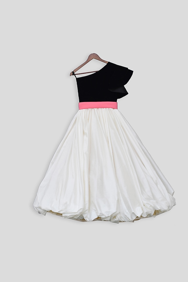 Black & White Velvet One-Shoulder Gown With Belt For Girls by Fayon Kids at Pernia's Pop Up Shop