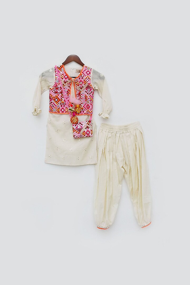Off-White Embroidered Kurta Set For Girls by Fayon Kids at Pernia's Pop Up Shop