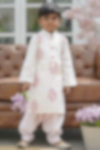 Off-White Embroidered Kurta Set For Boys by Fayon Kids at Pernia's Pop Up Shop