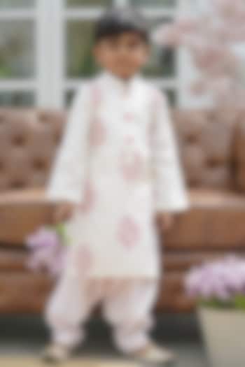 Off-White Embroidered Kurta Set For Boys by Fayon Kids