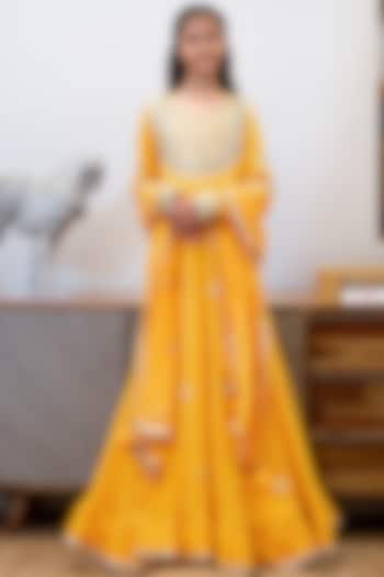 Yellow Chanderi Embroidered Anarkali Set For Girls by Fayon Kids at Pernia's Pop Up Shop