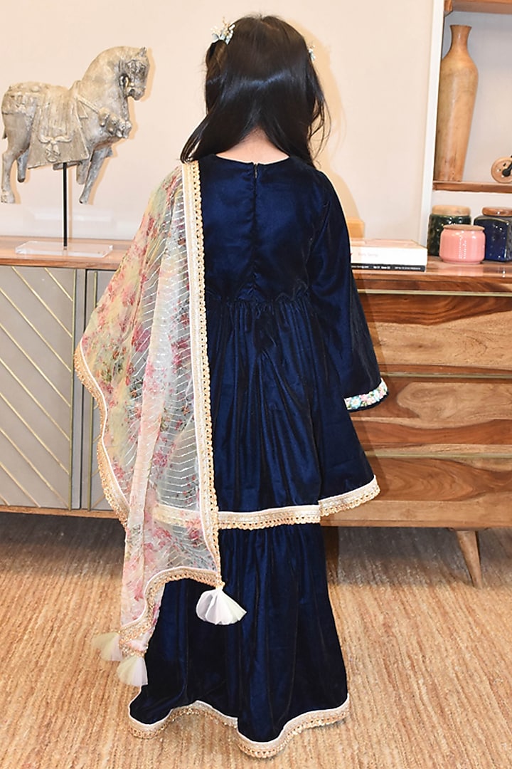 Blue Velvet Kurta Set For Girls by Fayon Kids at Pernia's Pop Up Shop