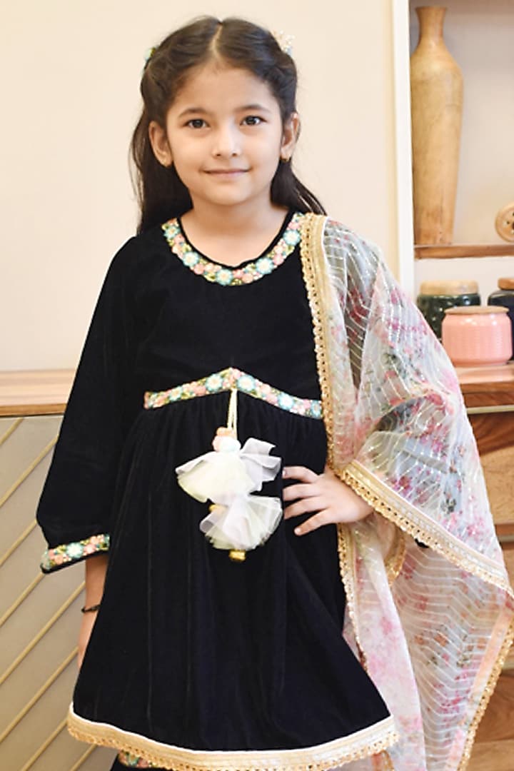 Blue Velvet Kurta Set For Girls by Fayon Kids at Pernia's Pop Up Shop
