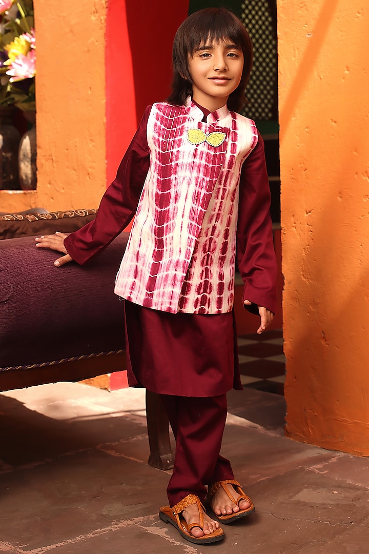 Marron Glace Cotton & Cotton Tie-Dyed Nehru Jacket With Kurta Set For Boys by Fayon Kids
