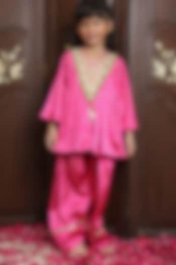 Pink Crepe Bandhej Kurta Set For Girls by Fayon Kids at Pernia's Pop Up Shop