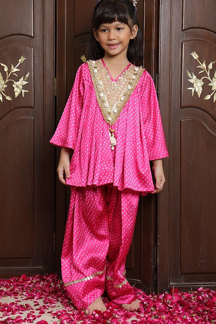 Pink Crepe Bandhej Kurta Set For Girls by Fayon Kids at Pernia's Pop Up Shop