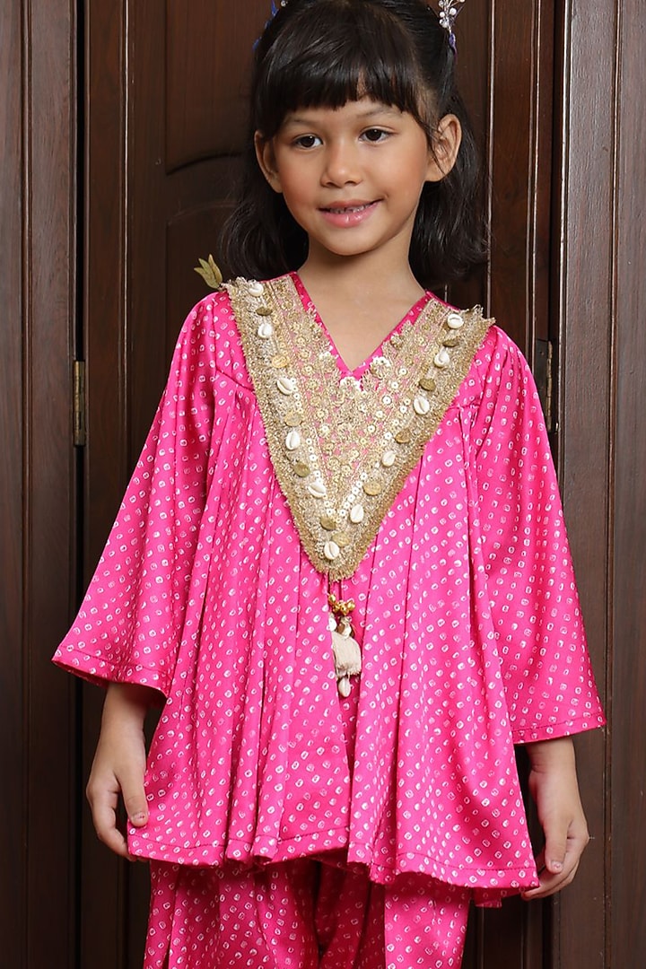 Pink Crepe Bandhej Kurta Set For Girls by Fayon Kids at Pernia's Pop Up Shop