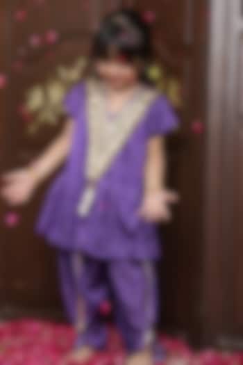 Purple Crepe Bandhej Kurta Set For Girls by Fayon Kids at Pernia's Pop Up Shop