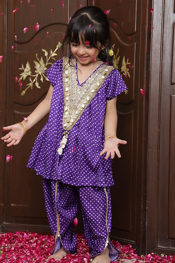 Purple Crepe Bandhej Kurta Set For Girls by Fayon Kids at Pernia's Pop Up Shop