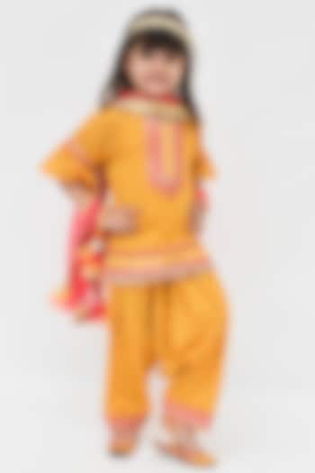 Mustard Yellow Printed Kurta Set For Girls by Fayon Kids at Pernia's Pop Up Shop