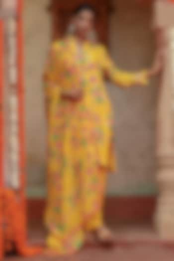 Yellow Muslin Floral Printed Kurta Set by Gazab By Miku Kumar at Pernia's Pop Up Shop