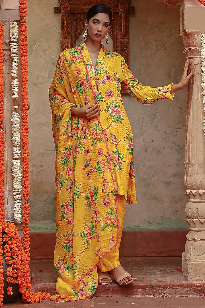Yellow Muslin Floral Printed Kurta Set by Gazab By Miku Kumar at Pernia's Pop Up Shop