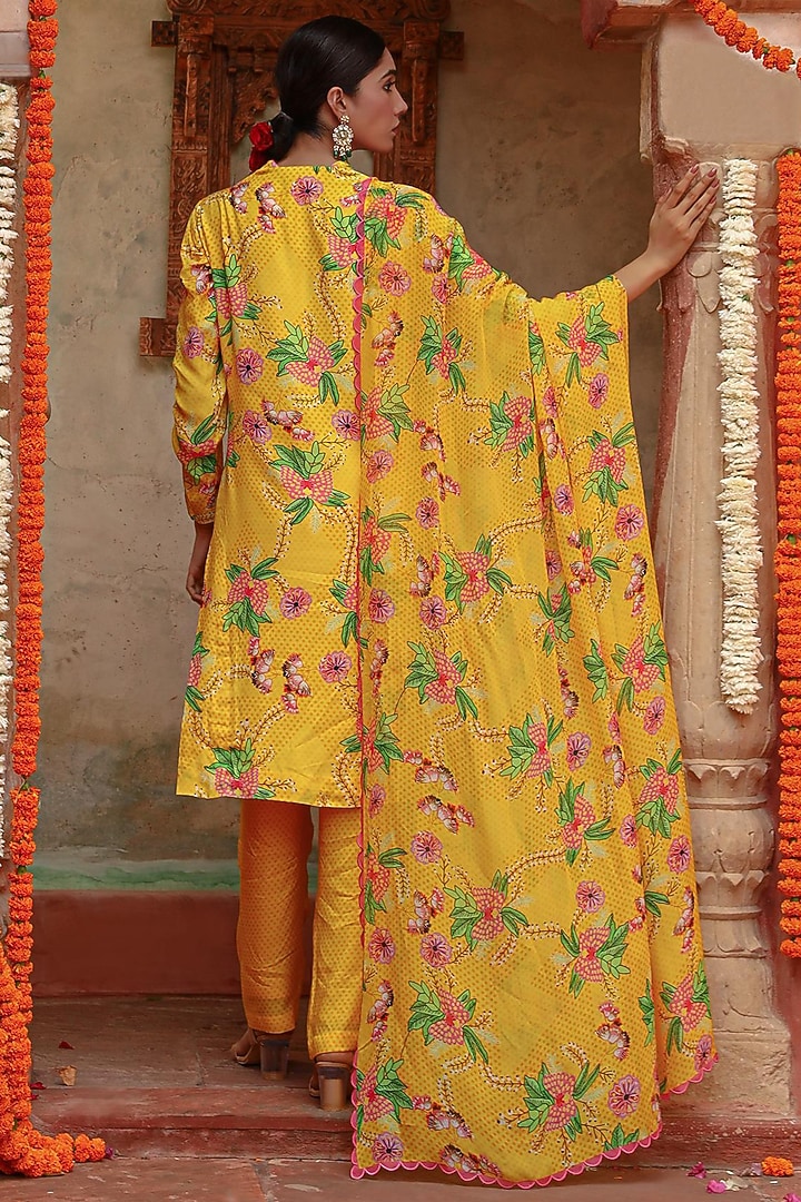 Yellow Muslin Floral Printed Kurta Set by Gazab By Miku Kumar at Pernia's Pop Up Shop