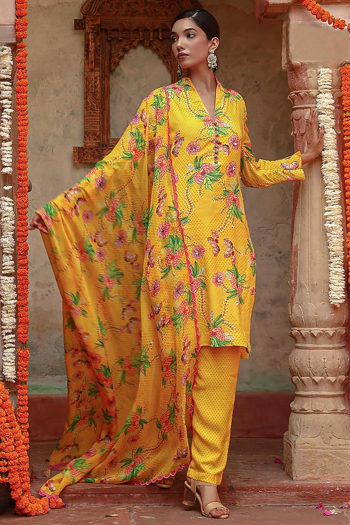 Yellow Muslin Floral Printed Kurta Set by Gazab By Miku Kumar at Pernia's Pop Up Shop