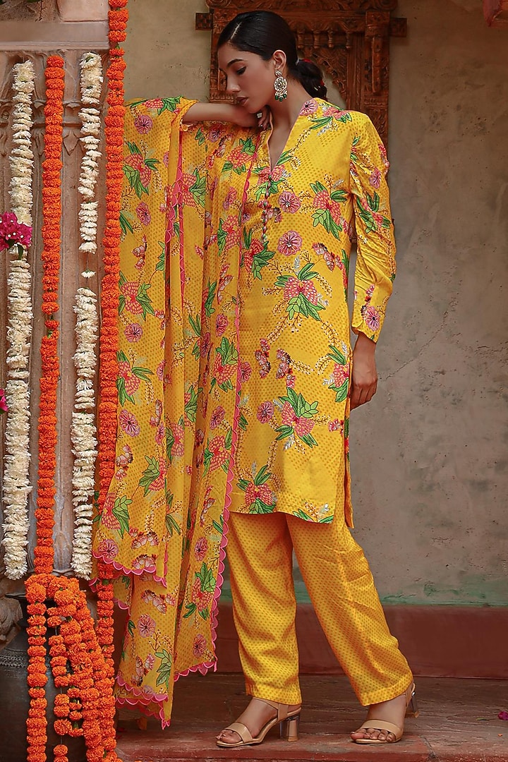Yellow Muslin Floral Printed Kurta Set by Gazab By Miku Kumar at Pernia's Pop Up Shop