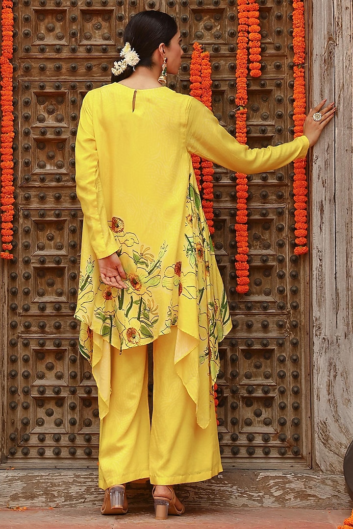 Yellow Muslin Floral Printed High-Low Kurta Set by Gazab By Miku Kumar at Pernia's Pop Up Shop