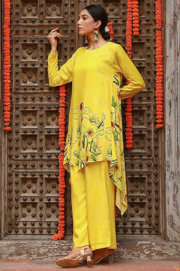 Yellow Muslin Floral Printed High-Low Kurta Set by Gazab By Miku Kumar at Pernia's Pop Up Shop