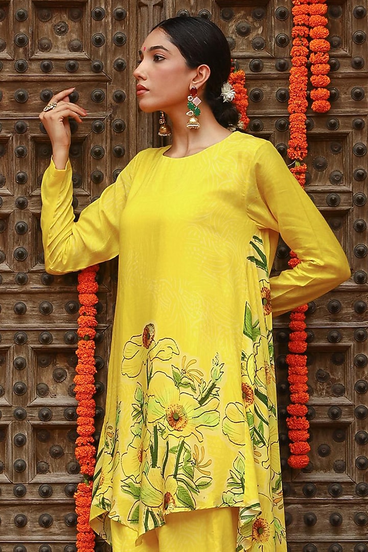 Yellow Muslin Floral Printed High-Low Kurta Set by Gazab By Miku Kumar at Pernia's Pop Up Shop