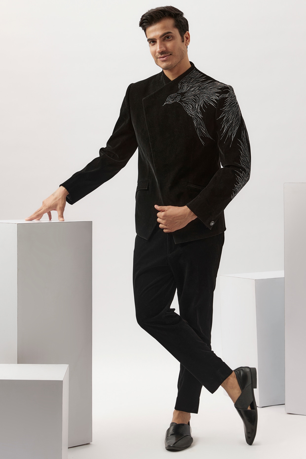 流行に Black Gupta Gaurav by Set Bandhgala Embellished 3D Velvet Clothing