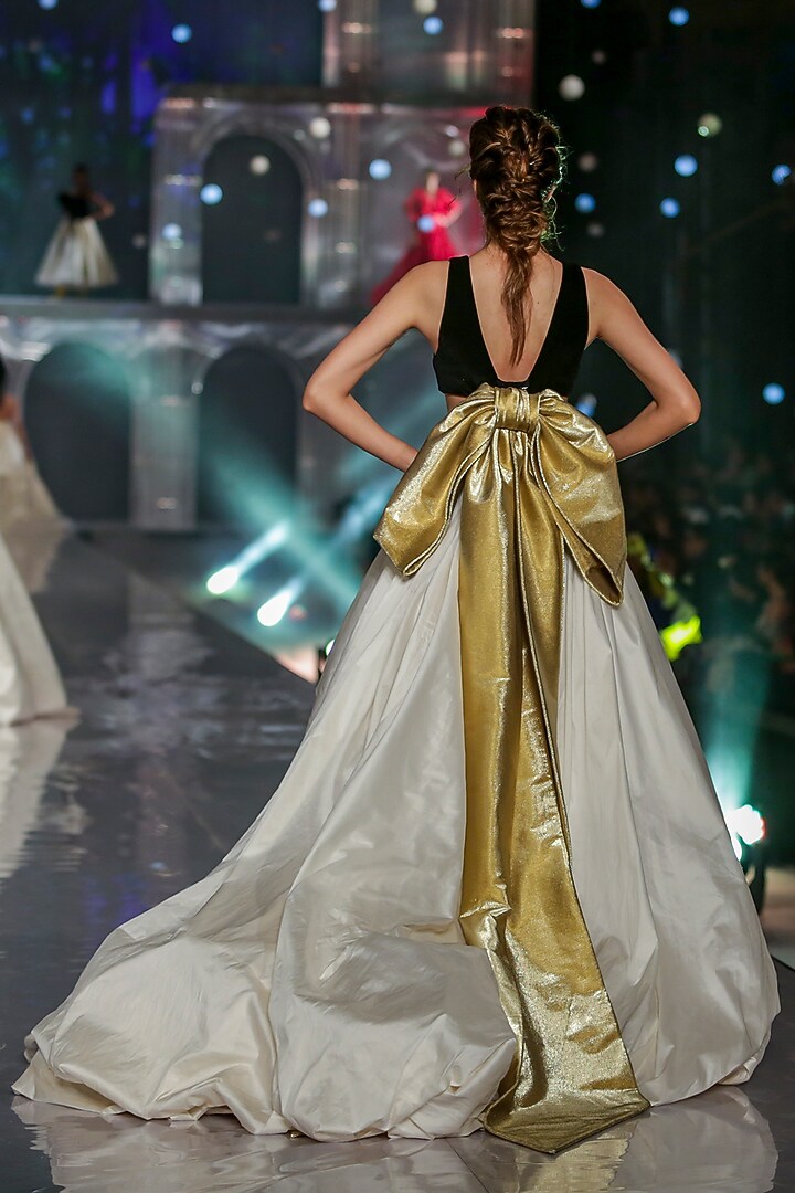Ivory Velvet Gown With Bubble Hem Design by Gauri and Nainika at Pernia's  Pop Up Shop 2026