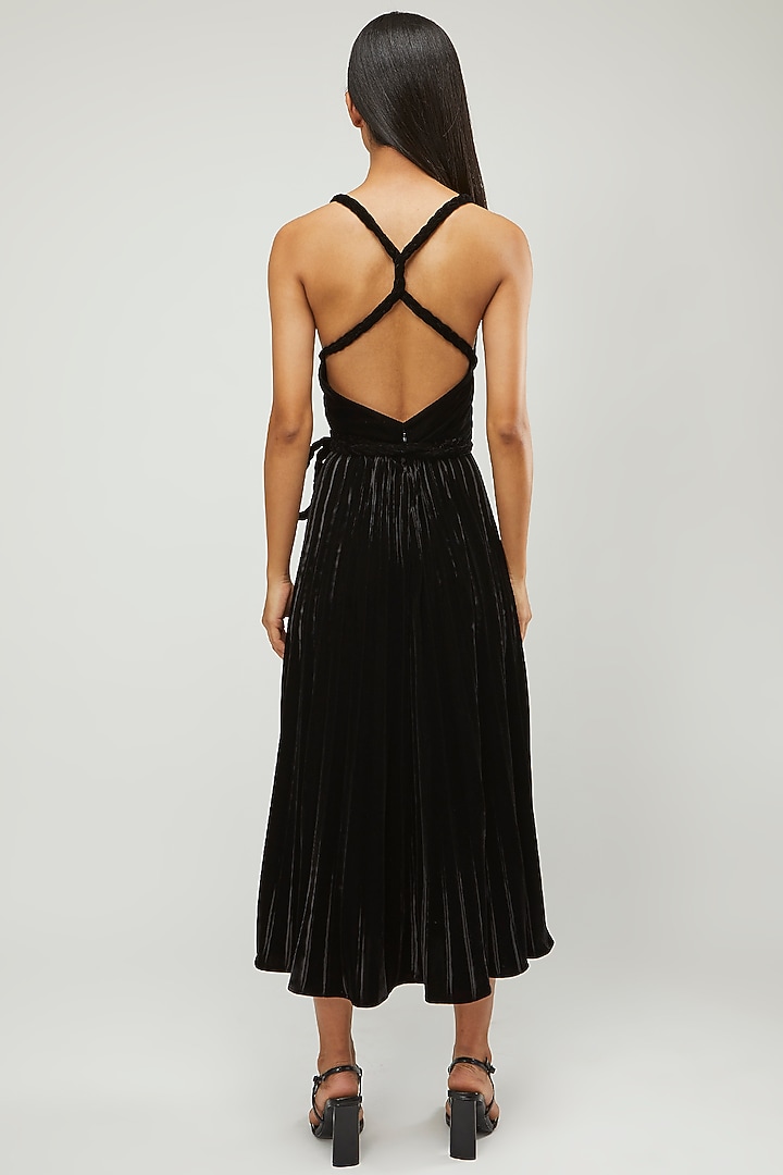 Black Velvet Tea-Length Dress With Belt Design by Gauri and Nainika at  Pernia's Pop Up Shop 2026