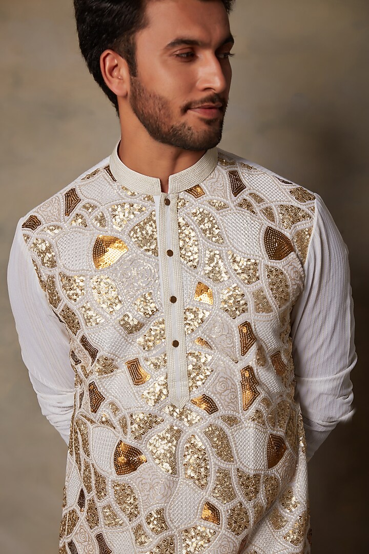 Ivory Embroidered Kurta Set by Gargee Designers at Pernia's Pop Up Shop