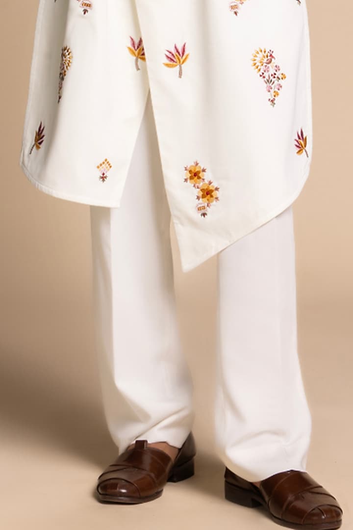Ivory Polyester Floral Embroidered Kurta Set by Gargee Designers at Pernia's Pop Up Shop