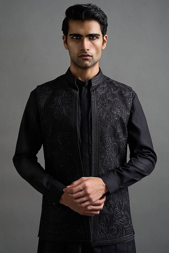 Black Chanderi Silk Thread Embroidered Bundi Jacket Set by Gargee Designers at Pernia's Pop Up Shop