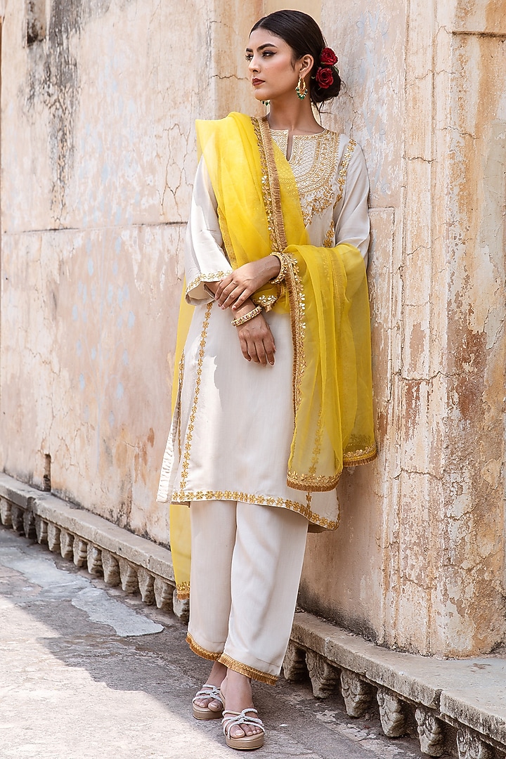 Off-White Muslin Hand Embroidered Kurta Set by GulaboJaipur by Saloni Panwar at Pernia's Pop Up Shop