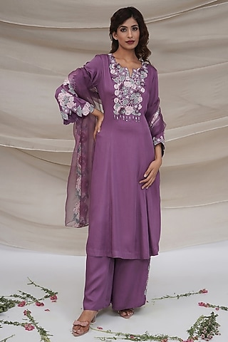 Lavender Modal Silk Floral Embroidered Kurta Set by GEE SIN by Geetanjali Singh
