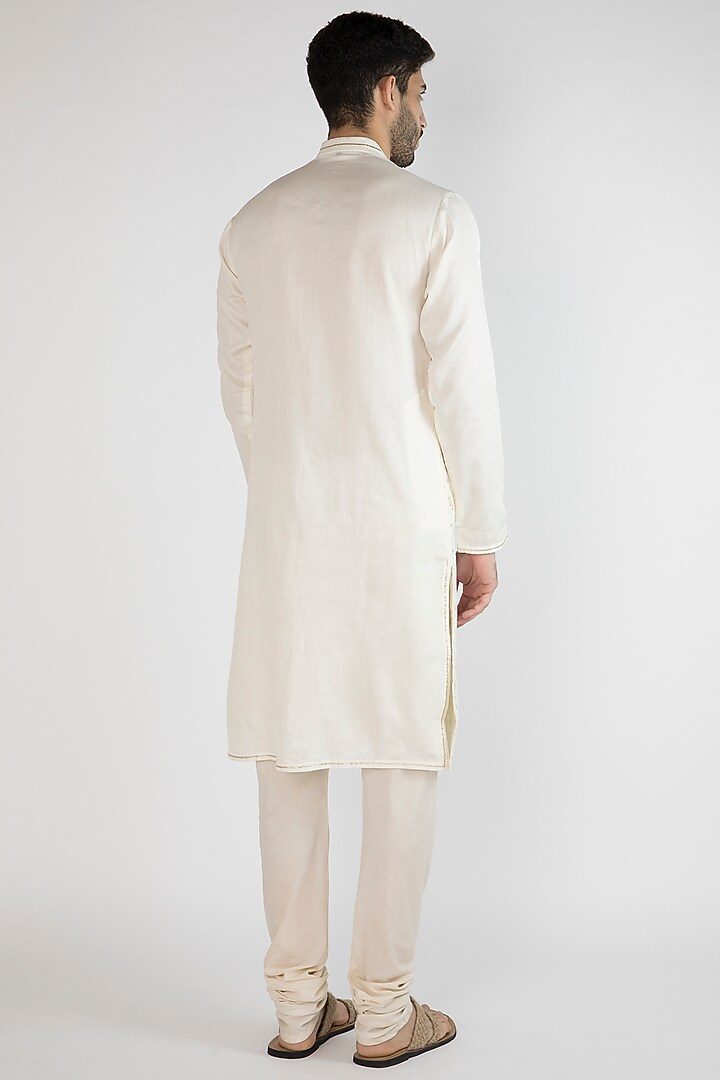 Off White Thread Embroidered Kurta by Gagan Oberoi at Pernia's Pop Up Shop