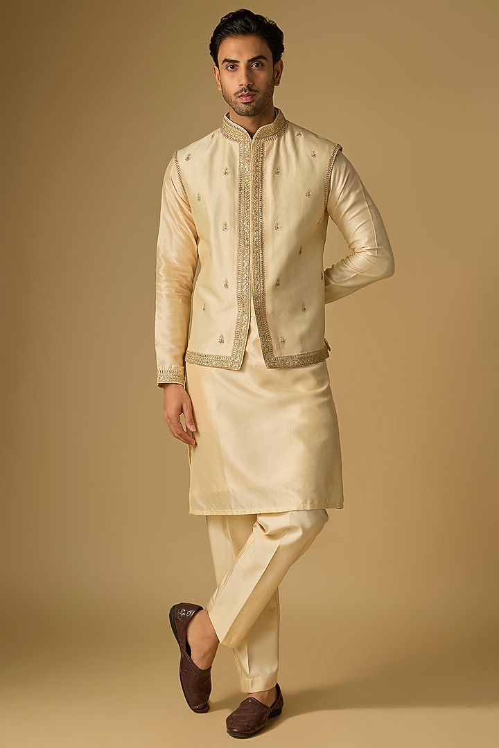 Ivory Tussar Silk Marodi Embroidered Bundi Jacket Set by Gopi Vaid Men at Pernia's Pop Up Shop