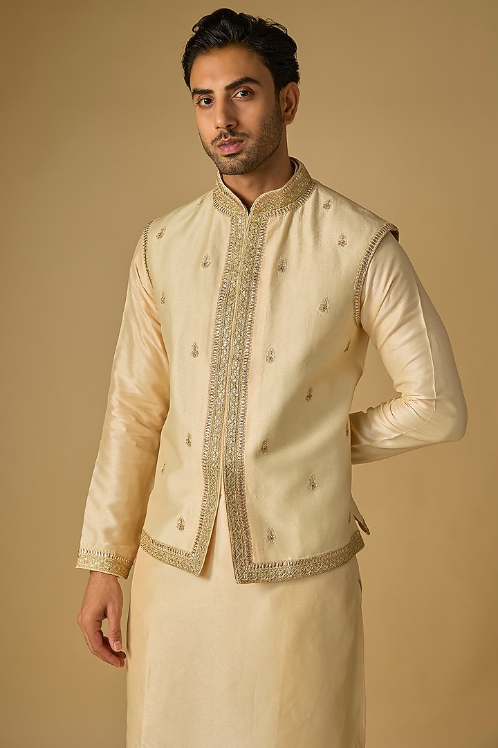 Ivory Tussar Silk Marodi Embroidered Bundi Jacket Set by Gopi Vaid Men at Pernia's Pop Up Shop