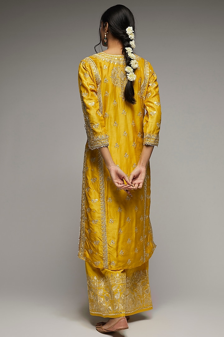 Mustard Silk Embroidered Kurta Set by GOPI VAID at Pernia's Pop Up Shop