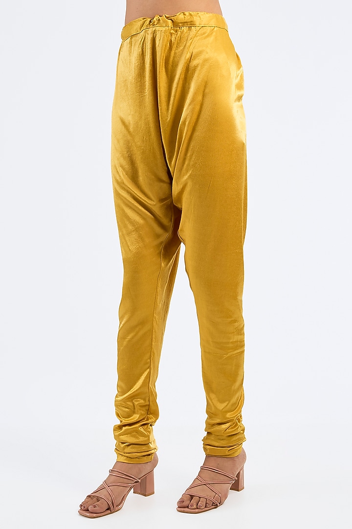 Yellow Cotton Silk Embellished Kurta Set by GOPI VAID at Pernia's Pop Up Shop